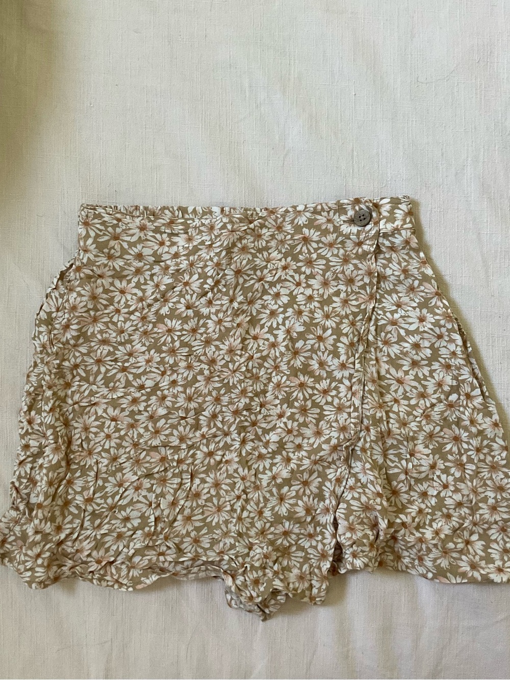 American Eagle Outfitters Beige and White Floral Skort